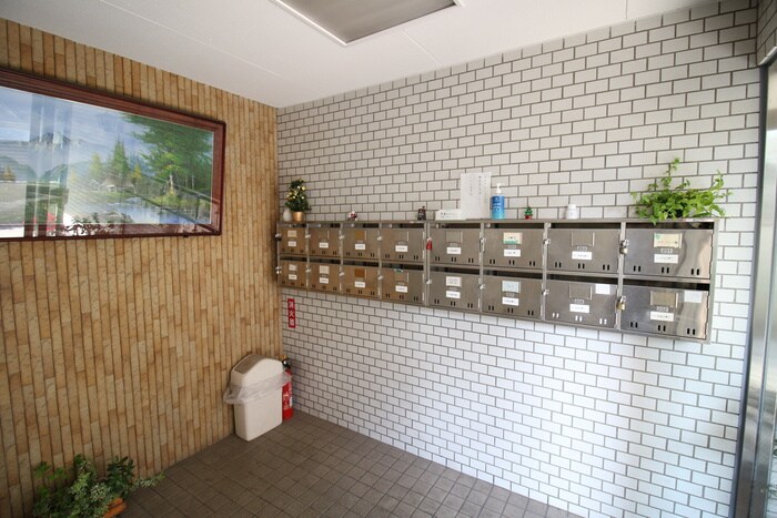 物件外観写真4　(エントランス部分)