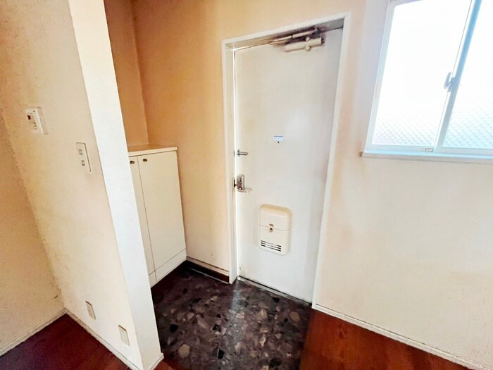 物件内観写真2　(玄関)