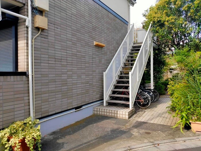 物件外観写真2　(エントランス部分)