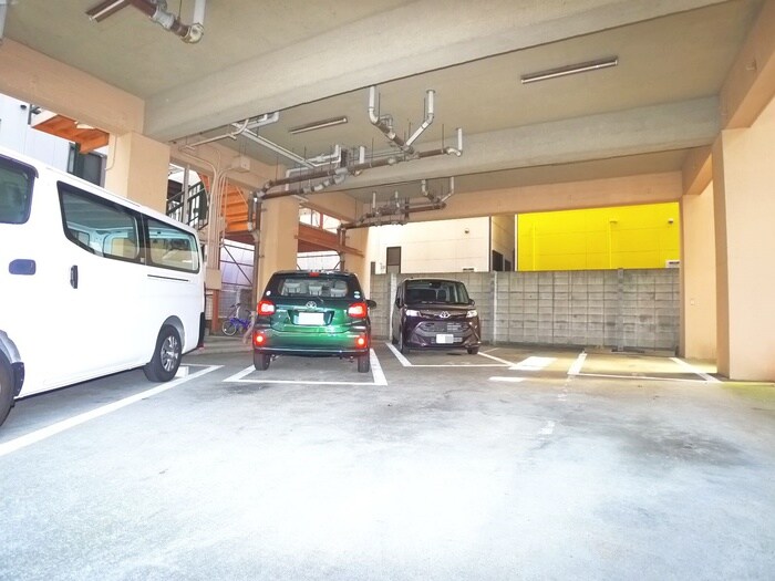 物件外観写真6　(駐車場)