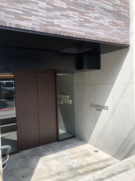 物件外観写真4　(エントランス部分)