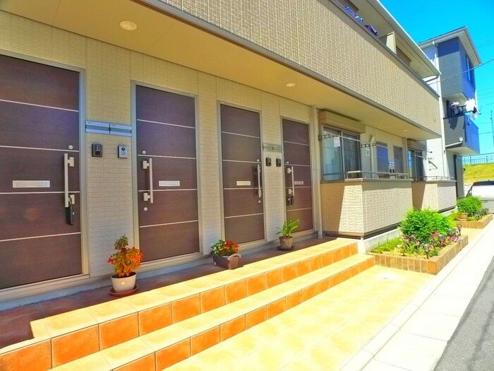 物件外観写真4　(エントランス部分)