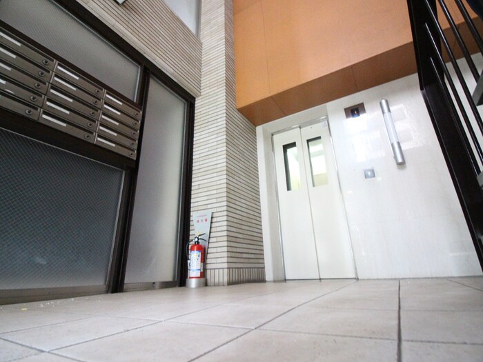 物件外観写真3　(エントランス部分)