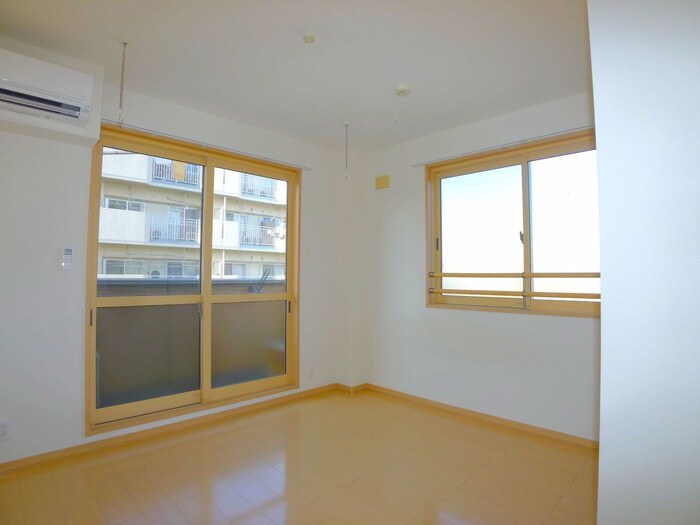 物件内観写真8　(室内からの展望)