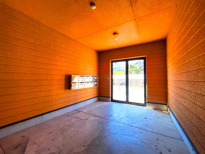 物件外観写真3　(エントランス部分)