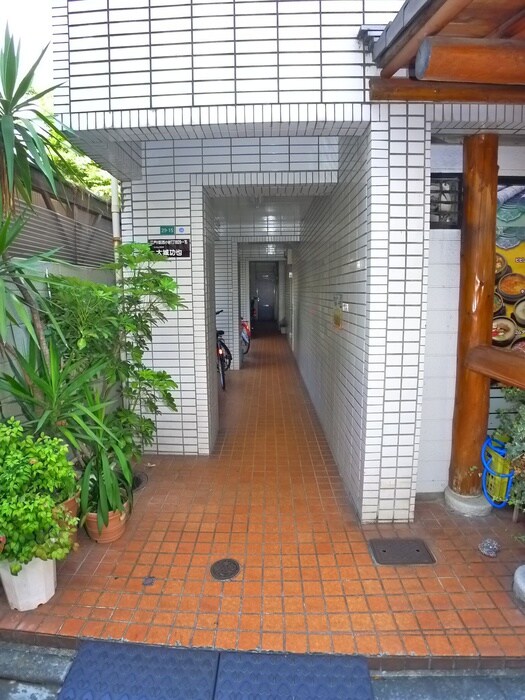 物件外観写真2　(エントランス部分)