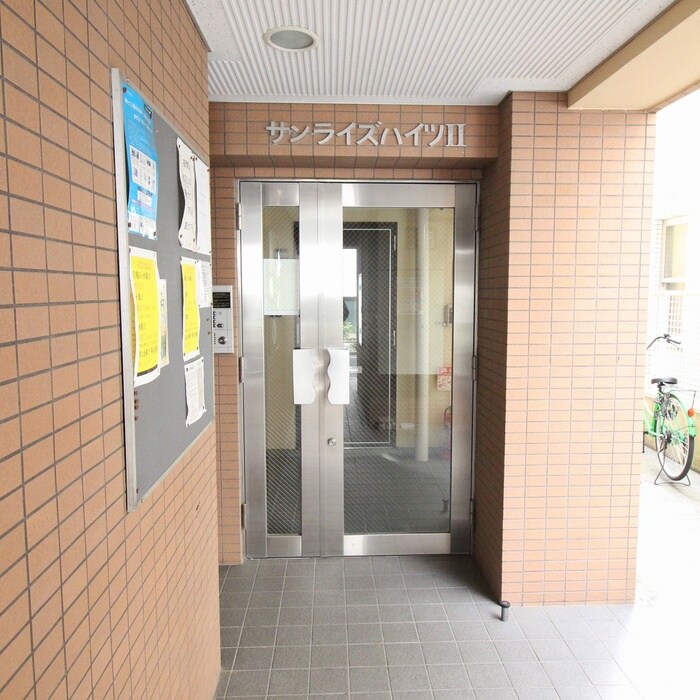 物件外観写真2　(エントランス部分)