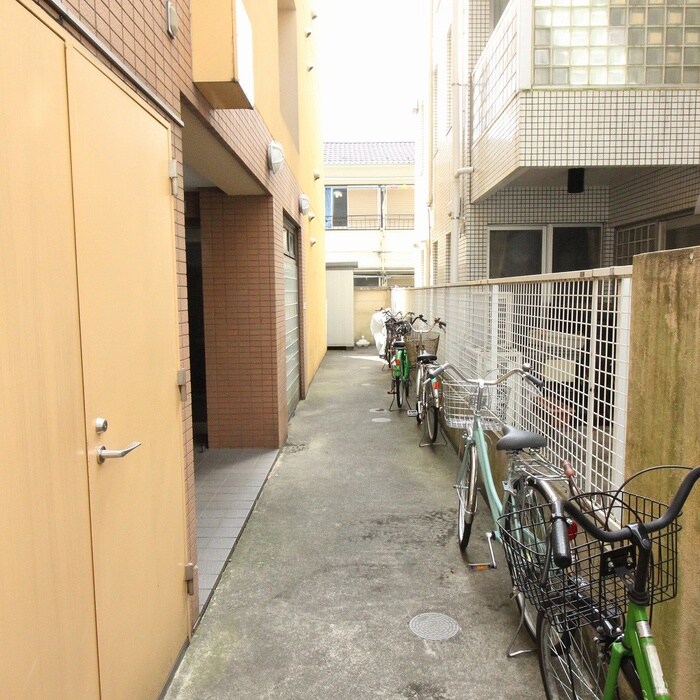 物件外観写真3　(エントランス部分)