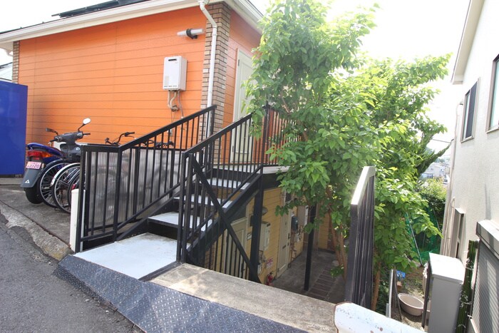 物件外観写真2　(エントランス部分)