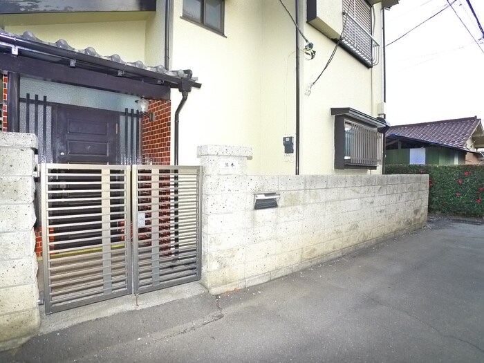 物件外観写真2　(エントランス部分)