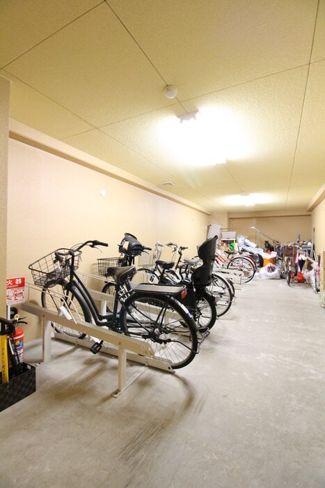 物件外観写真4　(駐輪場)