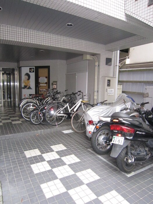 物件外観写真4　(駐輪場)