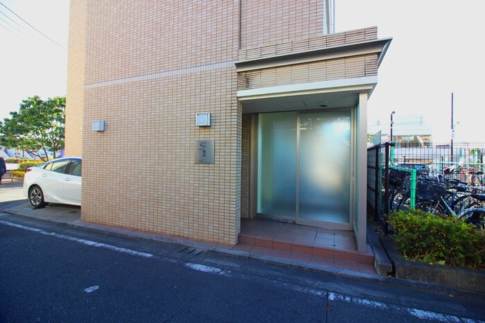 物件外観写真2　(エントランス部分)