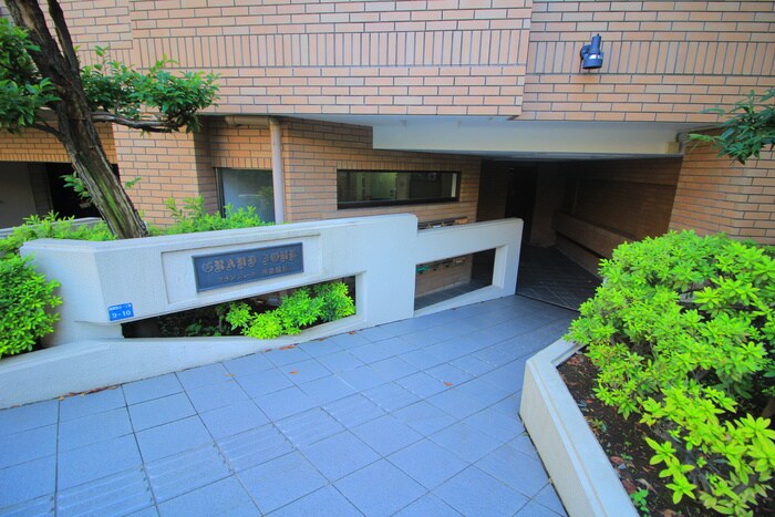 物件外観写真4　(エントランス部分)