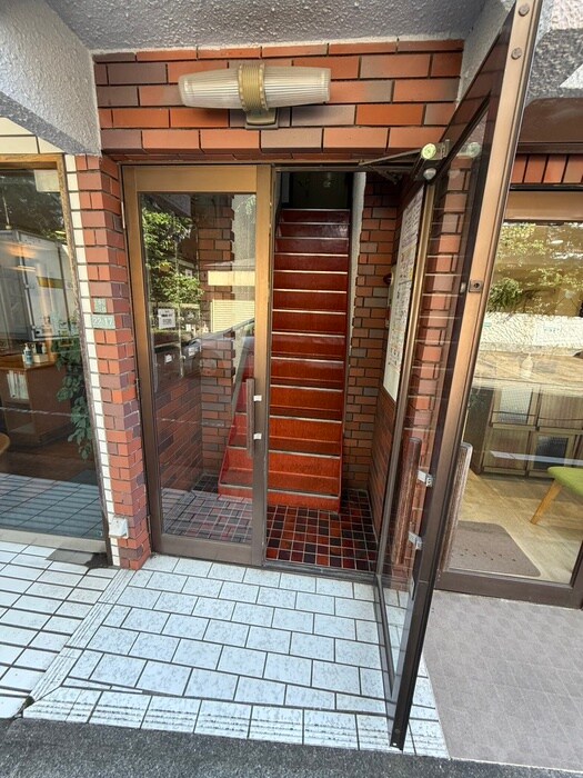 物件外観写真2　(エントランス部分)