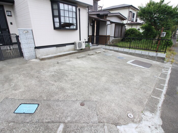 物件外観写真4　(駐車場)