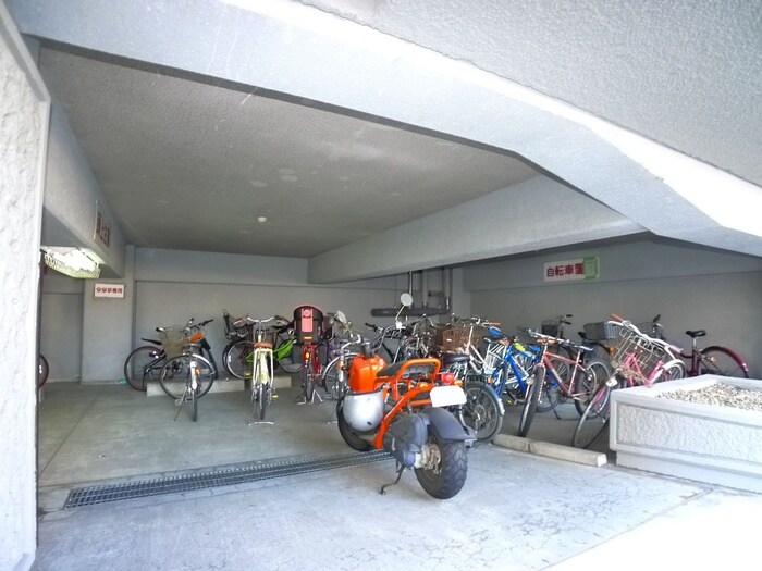 物件外観写真5　(駐輪場)