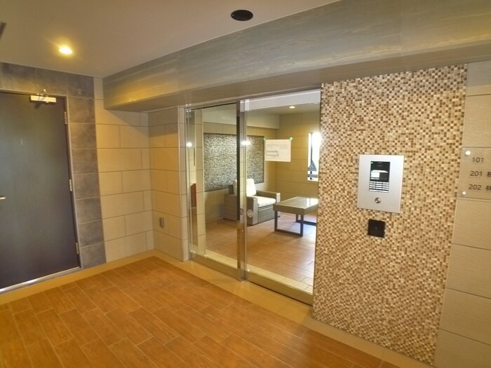 物件外観写真3　(エントランス部分)