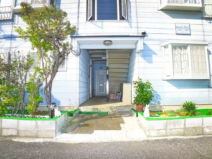 物件外観写真3　(エントランス部分)