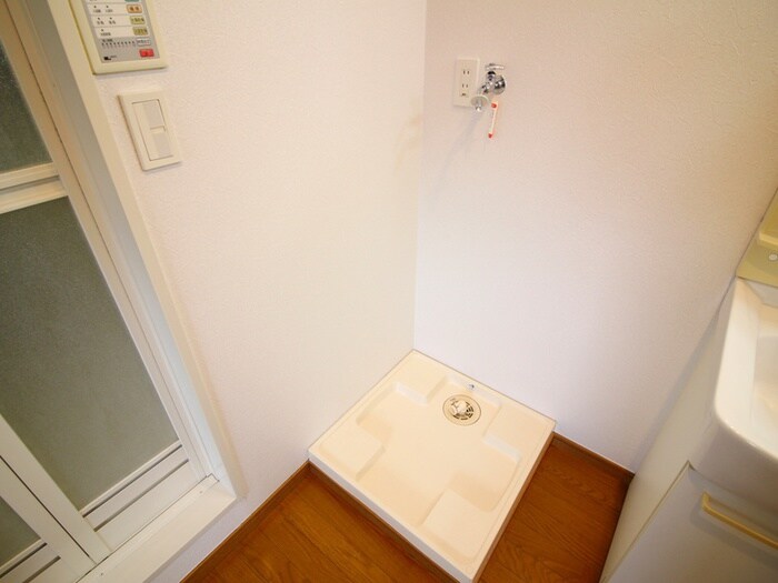 物件内観写真12　(洗濯機置場)