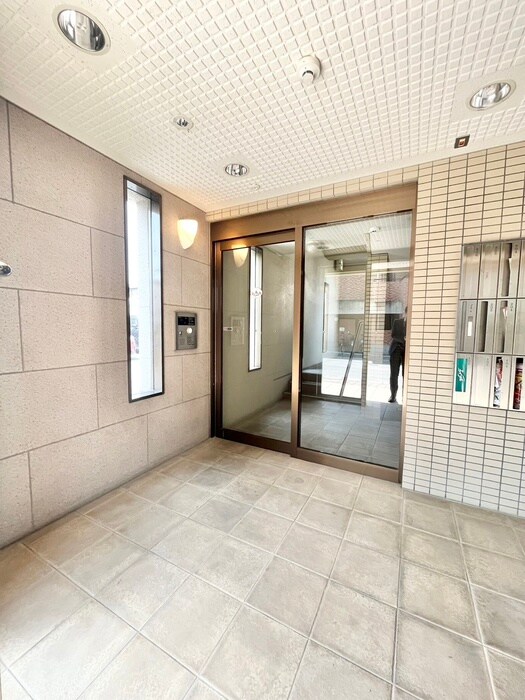 物件外観写真2　(エントランス部分)