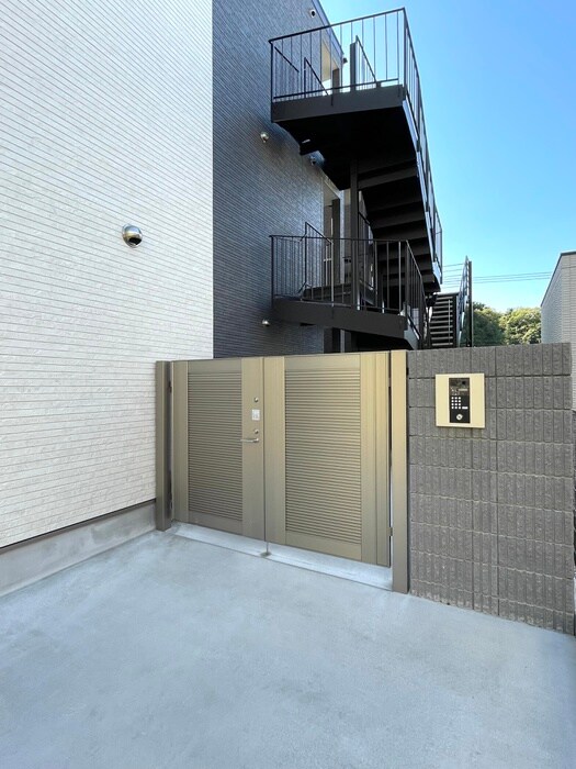 物件外観写真2　(エントランス部分)