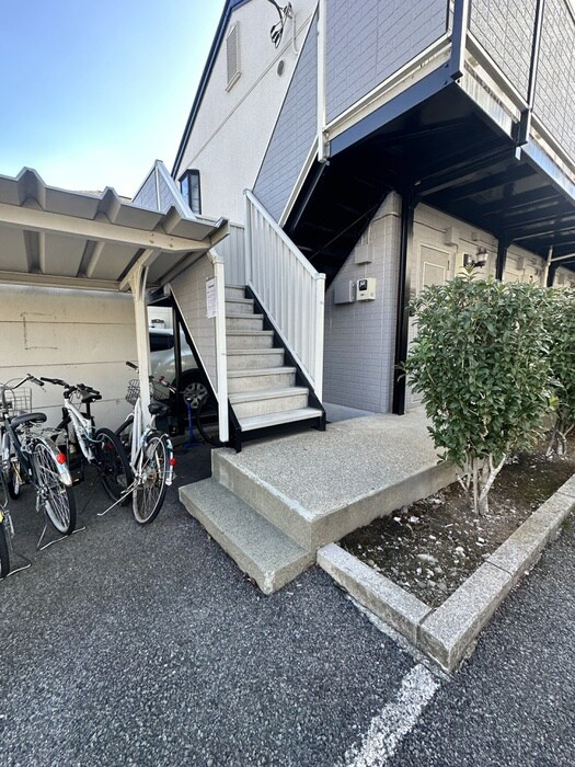 物件外観写真2　(エントランス部分)