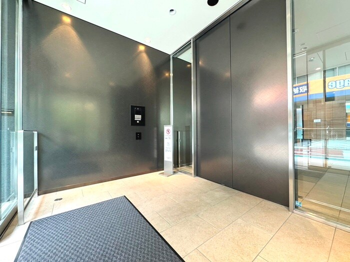 物件外観写真5　(エントランス部分)