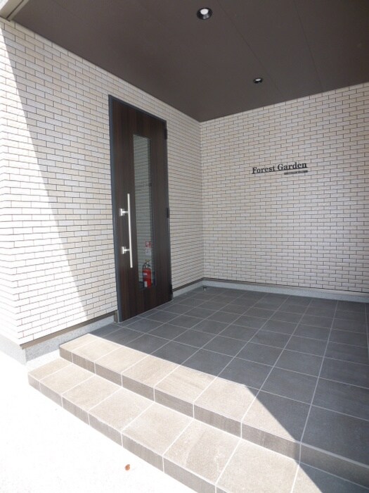 物件外観写真3　(エントランス部分)