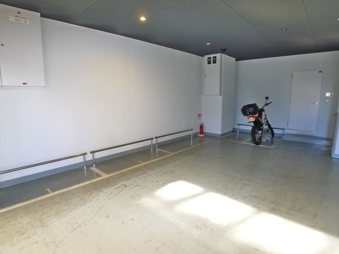 物件外観写真5　(バイク置き場)