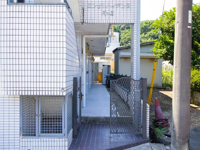 物件外観写真2　(エントランス部分)