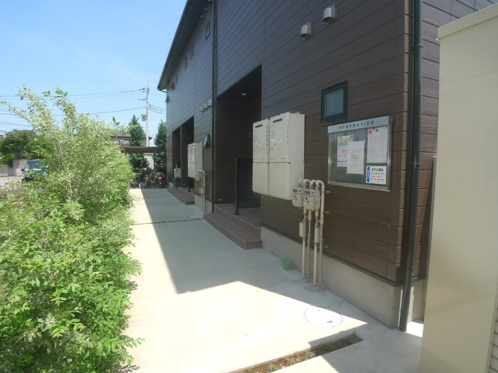 物件外観写真4　(エントランス部分)