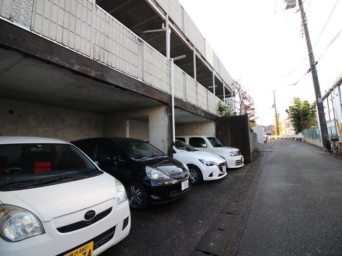 物件外観写真5　(駐車場)