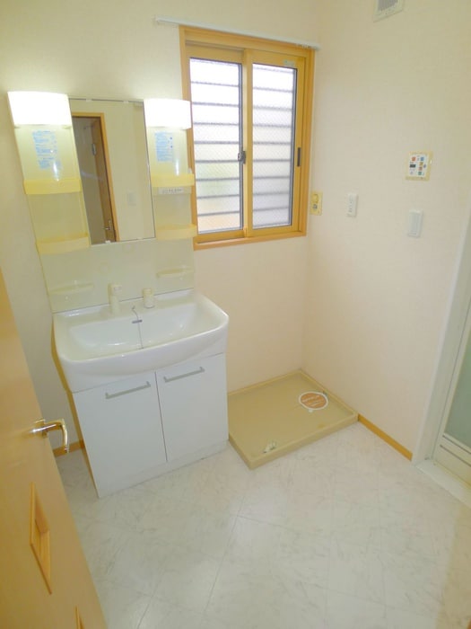 物件内観写真16　(洗濯機置場)