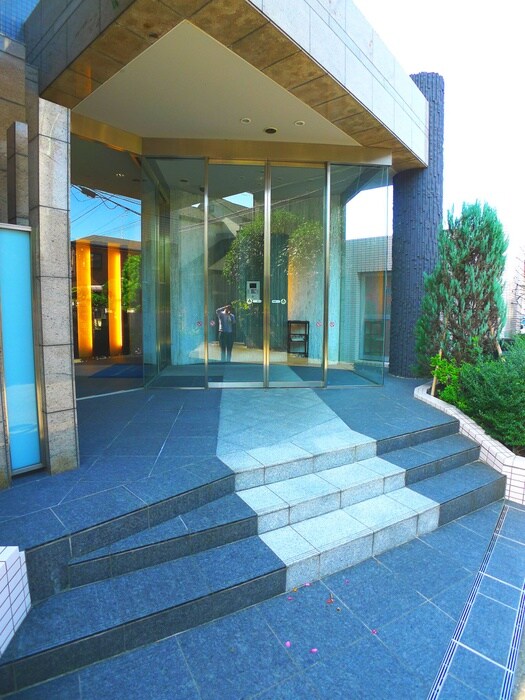 物件外観写真2　(エントランス部分)