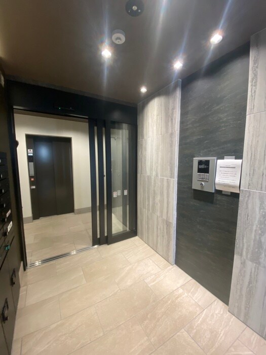 物件外観写真2　(エントランス部分)