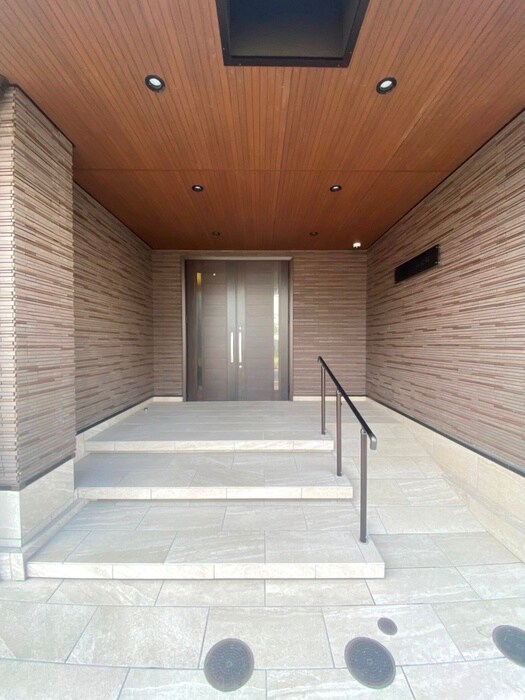 物件外観写真5　(エントランス部分)