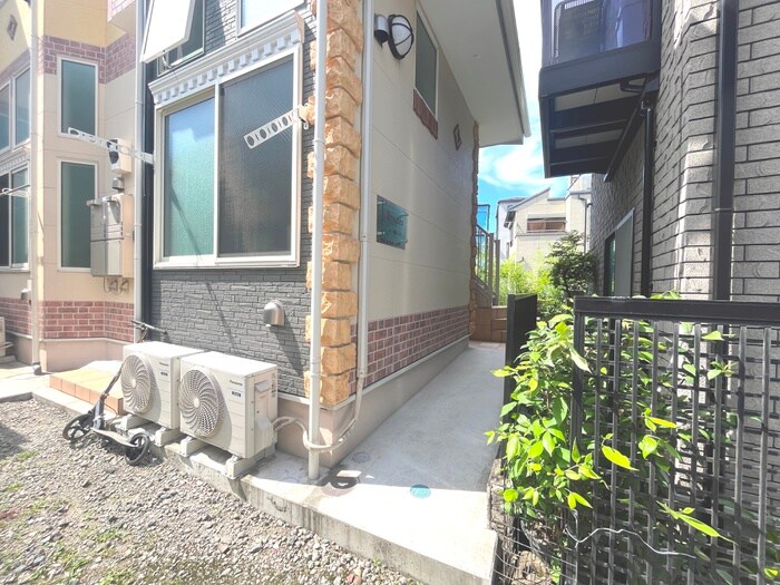 物件外観写真4　(エントランス部分)