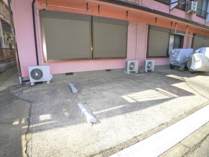 物件外観写真6　(駐車場)