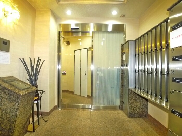 物件外観写真2　(エントランス部分)