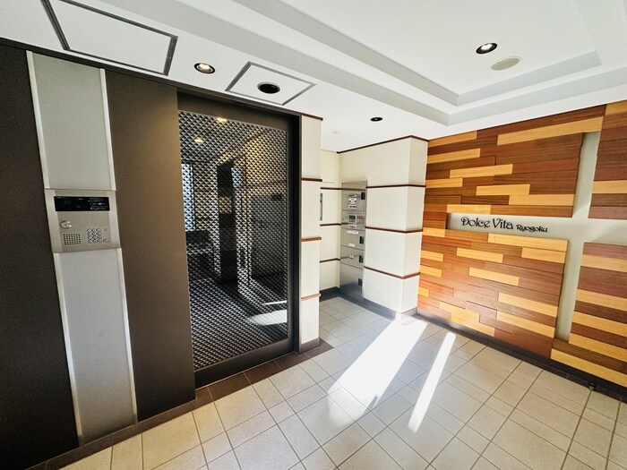 物件外観写真2　(エントランス部分)