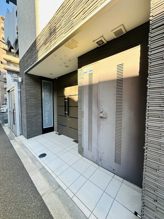 物件外観写真4　(エントランス部分)