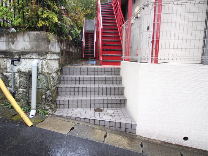 物件外観写真2　(エントランス部分)