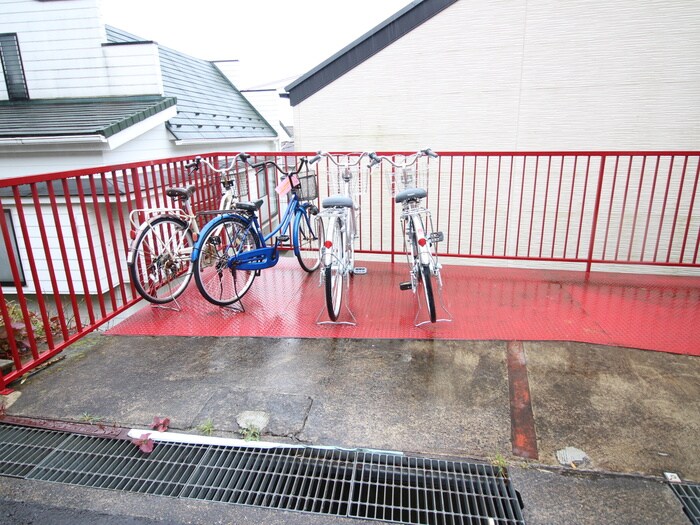 物件外観写真4　(駐輪場)