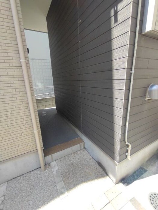 物件外観写真4　(エントランス部分)