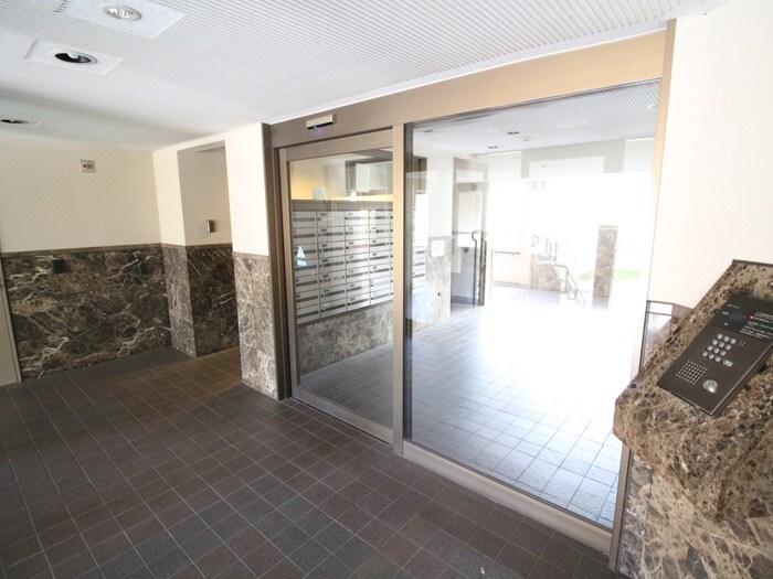 物件外観写真2　(エントランス部分)