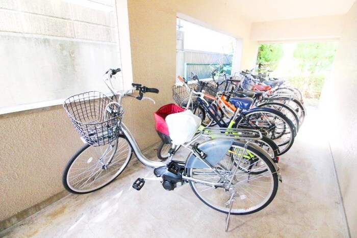 物件外観写真2　(駐輪場)