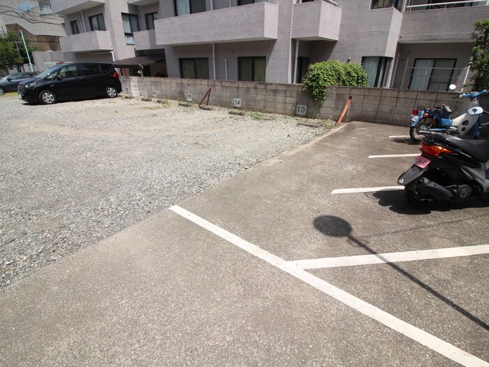 物件外観写真4　(駐車場)