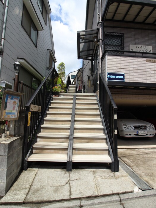 物件外観写真6　(エントランス部分)