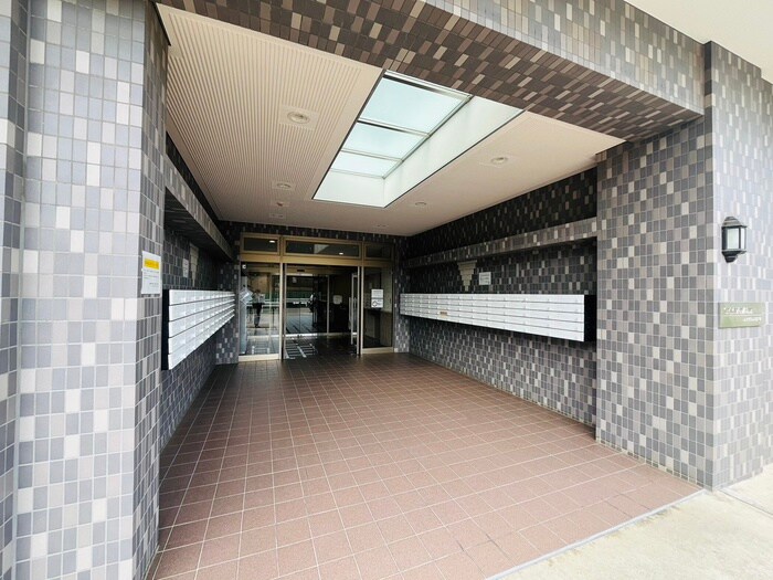 物件外観写真2　(エントランス部分)
